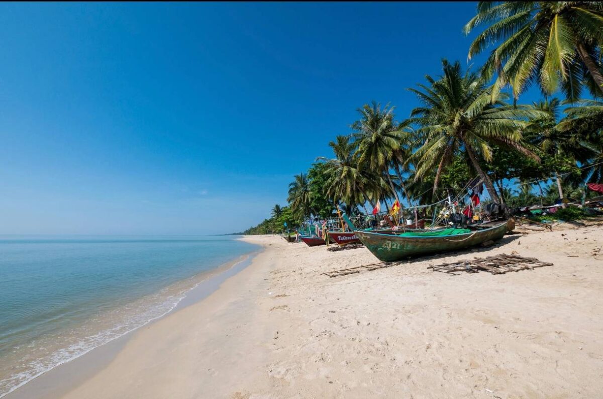 02-khanom-beach-longtail-fishing-boats
